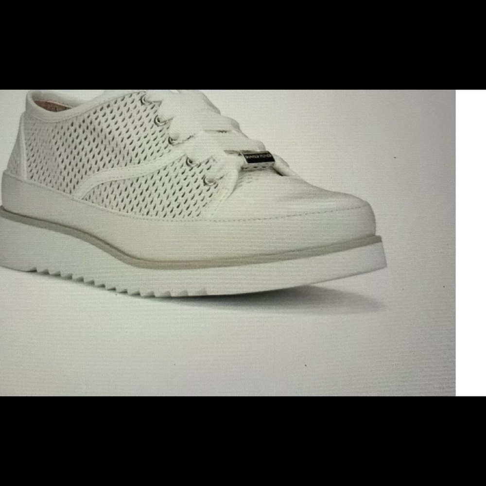 Donald Pliner Flipp 01. Size 6. Brand new in box.